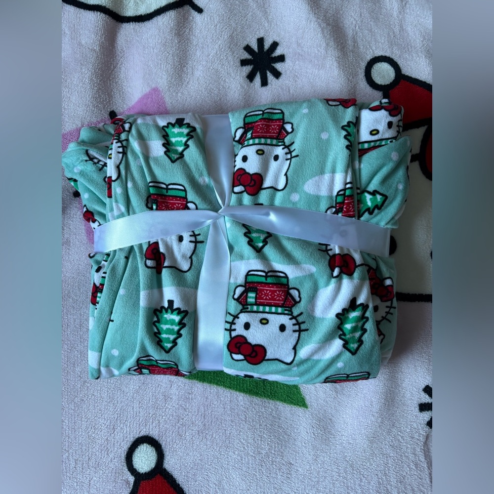 Hello Kitty Winter Pajama Set ๐ - Picture 5 of 5